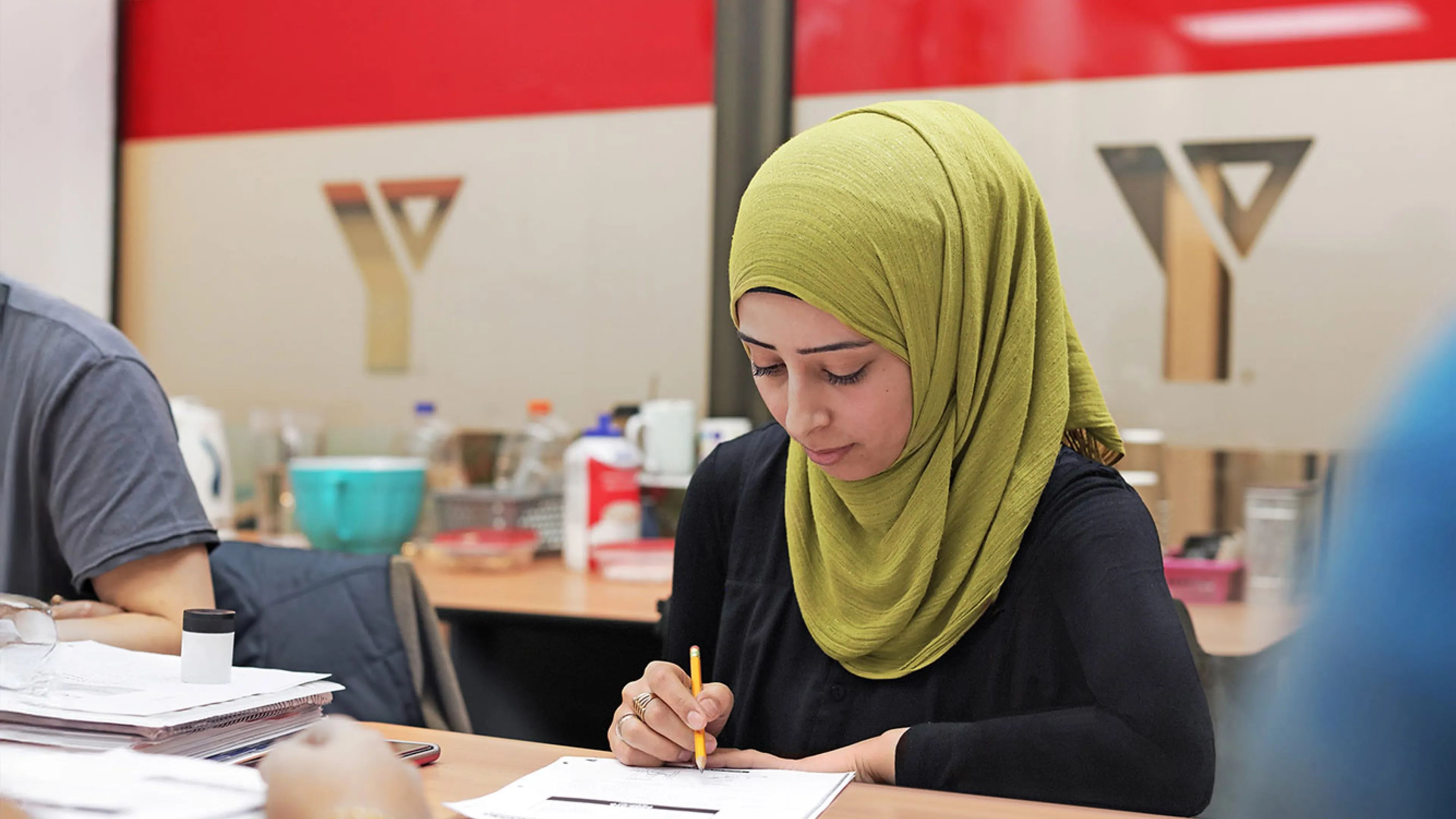 newcomer woman filling in form