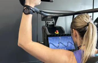 [Image] Kendra, member, using EGYM Smart Strength Circuit